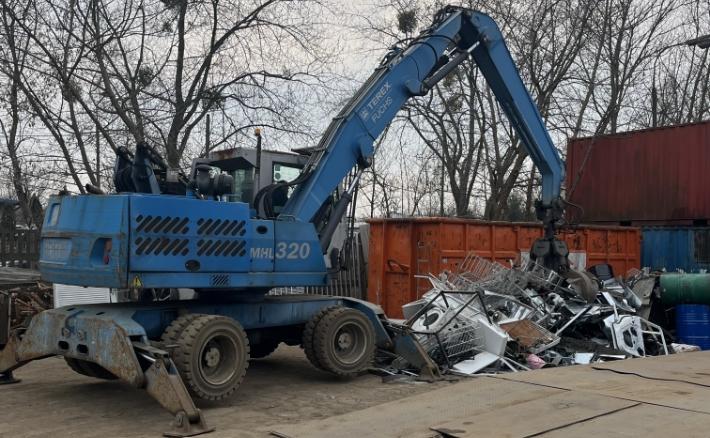 Ładowanie złomu na placu w Warszawie przy ul. Strażackiej 89